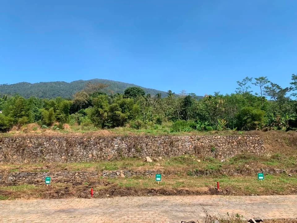 Lahan bertingkat dengan talud batu dan perbukitan di Kavling Soga